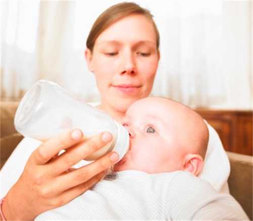 警惕过度喂养！一闹腾就给宝宝喂奶，一哭闹就给宝宝喂食，这些行可能会伤害